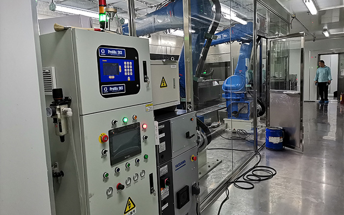 3500机器人配2KS双组份及齿轮泵双组份（双系统）喷涂汽车内饰件