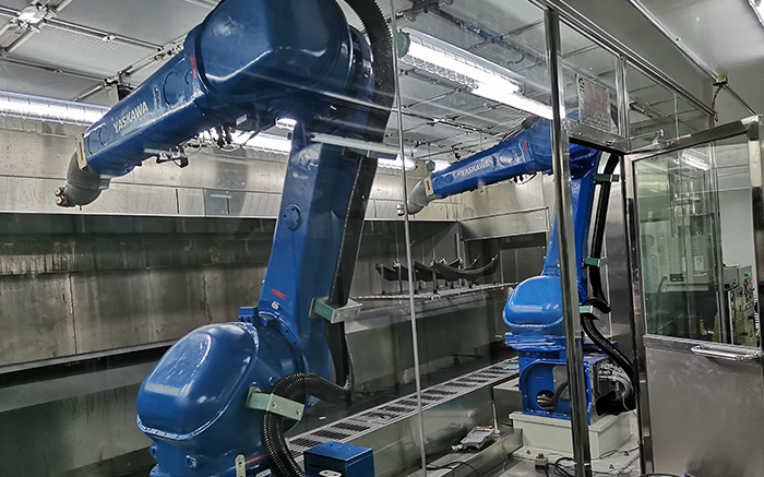 3500机器人配2KS双组份及齿轮泵双组份（双系统）喷涂汽车内饰件